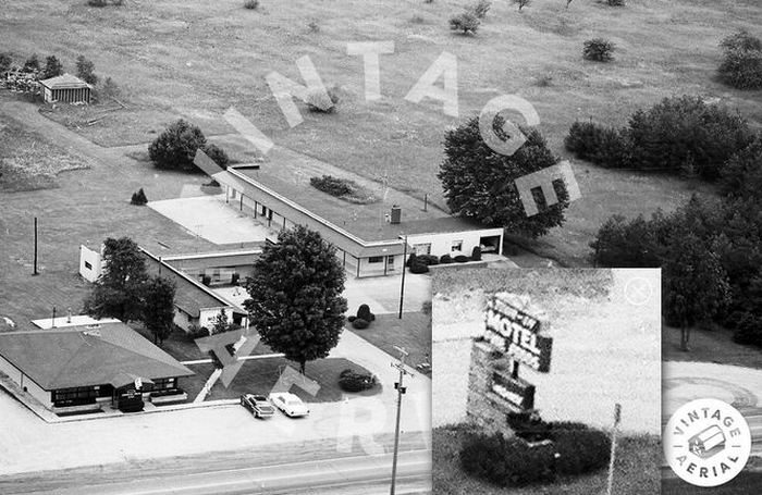 Tour-Inn Motel (Tour-In Motel) - 1968 - Sign Close-Up